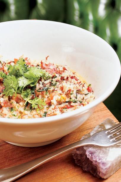 Arroz brasil: com agulhinha biodinâmico, paio, carne-seca, couve, cubos de tomate e queijo parmesão Arroz brasil: com agulhinha biodinâmico, paio, carne-seca, couve, cubos de tomate e queijo parmesão