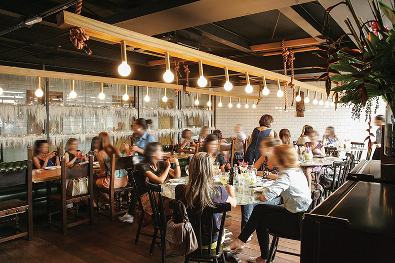 Um dos quatro salões: espaço para até 300 pessoas Um dos quatro salões: espaço para até 300 pessoas