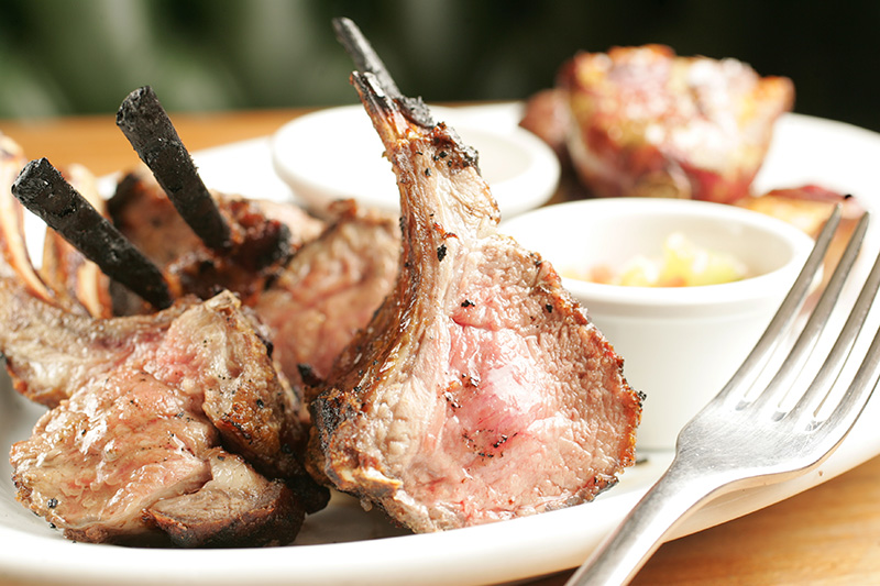 Carré de cordeiro rosado no centro acompanhado de ótimas batatas-doces Carré de cordeiro rosado no centro acompanhado de ótimas batatas-doces