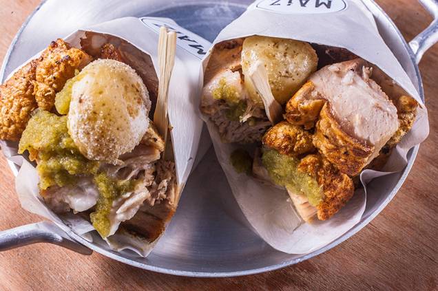 Chicharrones: tenros pedaços de porco com tiras de pele ultracrocantes e batatas na salsa verde Chicharrones: tenros pedaços de porco com tiras de pele ultracrocantes e batatas na salsa verde