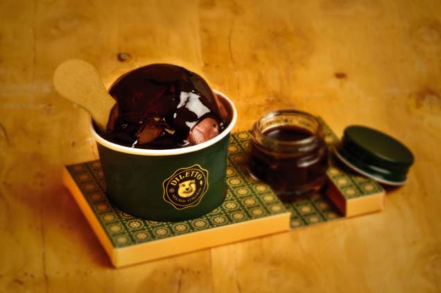 Bola de chocolate com calda: tudo sem açúcar Bola de chocolate com calda: tudo sem açúcar