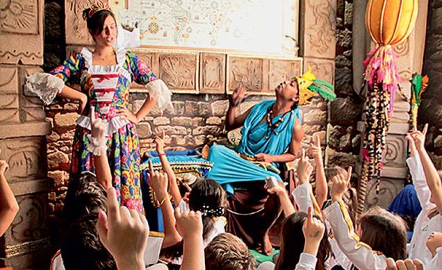 Os personagens Maria Antonieta e Montezuma: a dupla ajuda a contar a história do chocolate no Chocomundo Os personagens Maria Antonieta e Montezuma: a dupla ajuda a contar a história do chocolate no Chocomundo