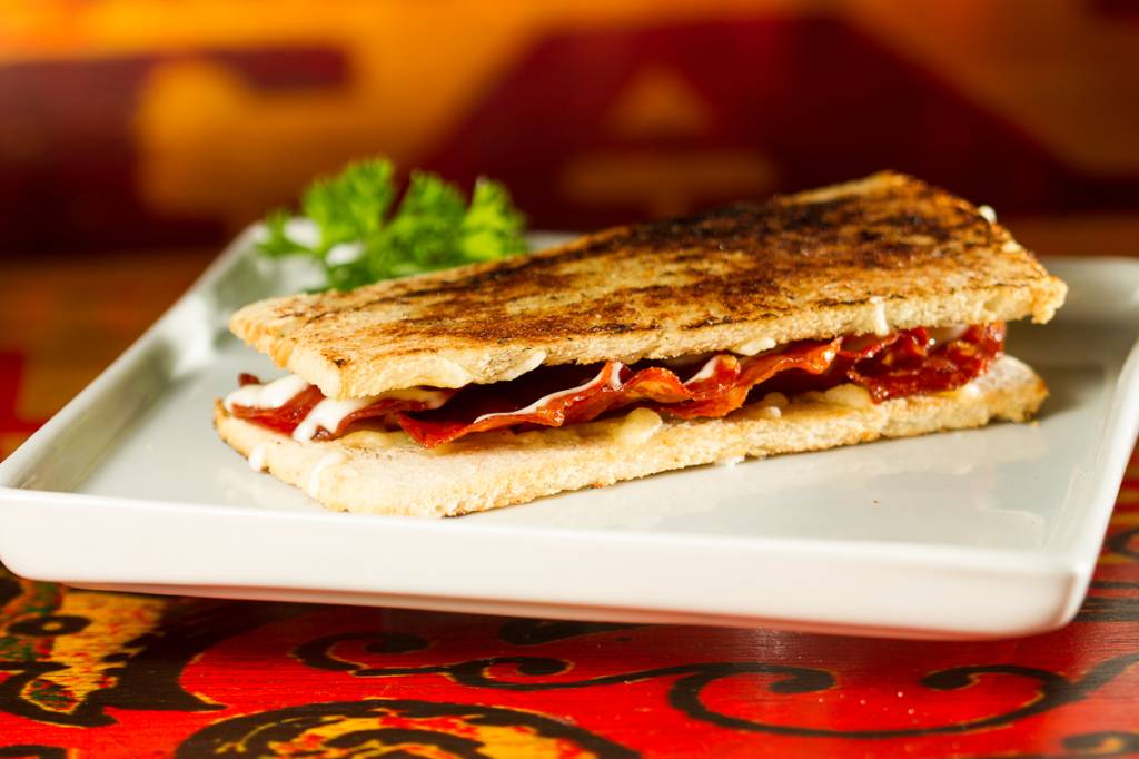 Bocadillo de chorizo com queijo emmenthal Bocadillo de chorizo com queijo emmenthal