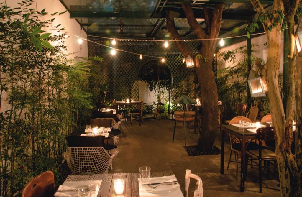 Quintal do variado Chou: o melhor lugar para provar os pratos da chef e proprietária Gabriela Barretto Quintal do variado Chou: o melhor lugar para provar os pratos da chef e proprietária Gabriela Barretto