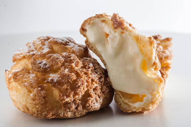 O choux, uma espécie de carolina muito leve, é recheado de creme de baunilha O choux, uma espécie de carolina muito leve, é recheado de creme de baunilha