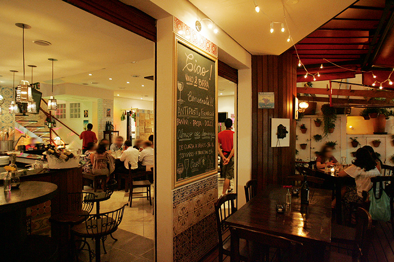 O salão: espaço para beber as cervejas e assistir às palestras O salão: espaço para beber as cervejas e assistir às palestras