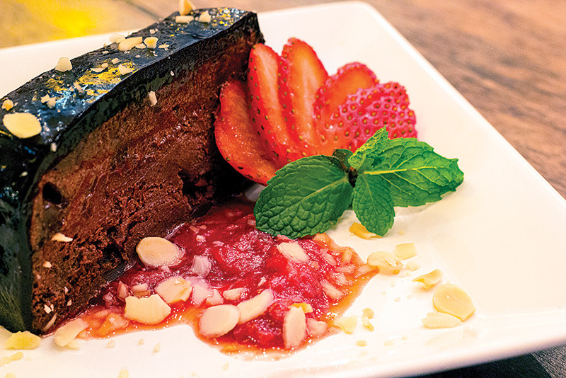 Semifredo de chocolate com avelãs e calda de morango Semifredo de chocolate com avelãs e calda de morango