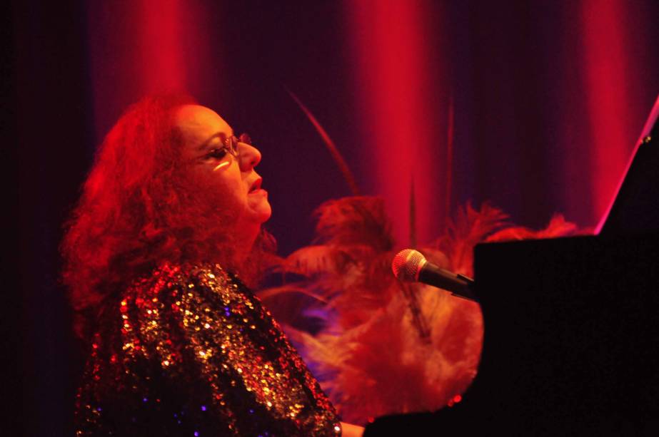 Cida Moreira: cantora se apresenta com Filipe Catto Cida Moreira: cantora se apresenta com Filipe Catto