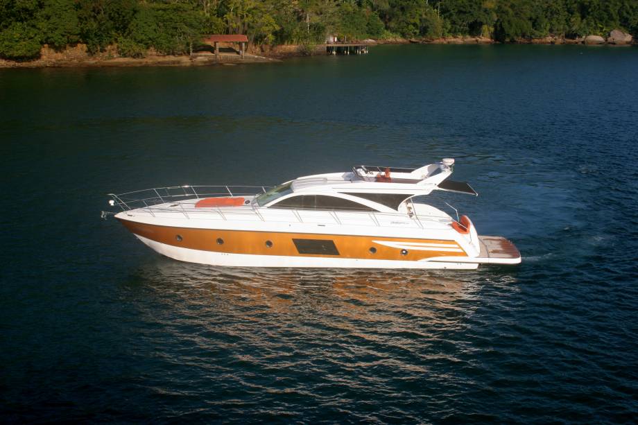 Cimitarra-560: possui dois camarotes, dois toaletes, duas salas de estar, sala de jantar e cozinha. O cliente pode controlar os movimentos da embarcação em um aplicativo. Preço: 2,3 milhões de reais Cimitarra-560: possui dois camarotes, dois toaletes, duas salas de estar, sala de jantar e cozinha. O cliente pode controlar os movimentos da embarcação em um aplicativo. Preço: 2,3 milhões de reais