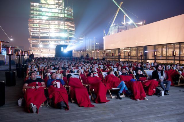 O espaço conta com um mega telão, bomboniere exclusiva, além de almofadas e mantas O espaço conta com um mega telão, bomboniere exclusiva, além de almofadas e mantas