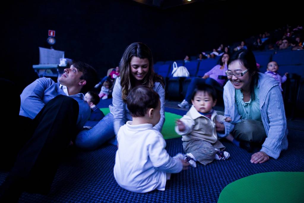 No escurinho do cinema: CineMaterna exibe lançamentos para pais com bebês de até 18 meses No escurinho do cinema: CineMaterna exibe lançamentos para pais com bebês de até 18 meses
