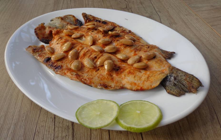 Truta grelhada com molho de amêndoas Truta grelhada com molho de amêndoas