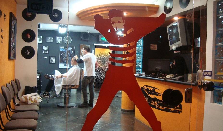 Clecio Cabecas: barbearia em estilo retrô Clecio Cabecas: barbearia em estilo retrô