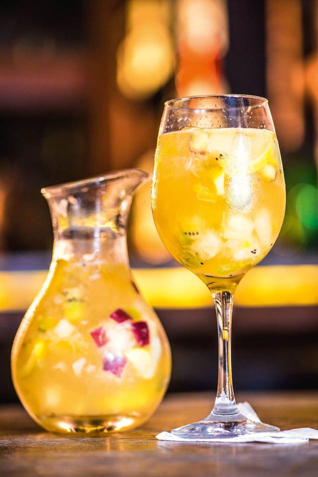 Cleripinga: mistura de espumante, cachaça, licor de baunilha e frutas Cleripinga: mistura de espumante, cachaça, licor de baunilha e frutas