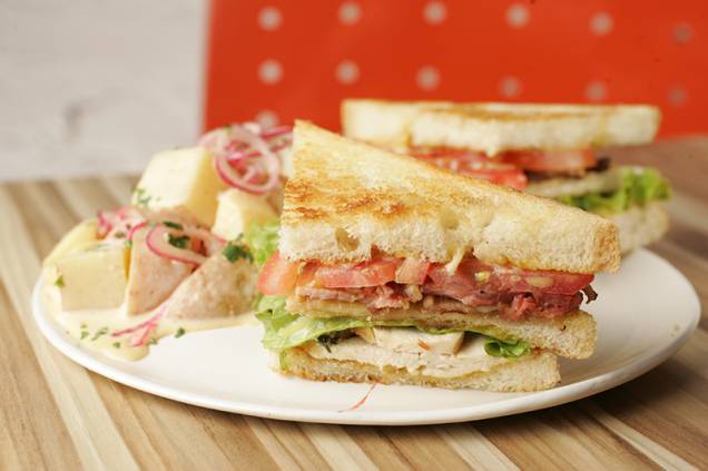 Club sandwich com peito de frango e bacon com salada e batata Club sandwich com peito de frango e bacon com salada e batata