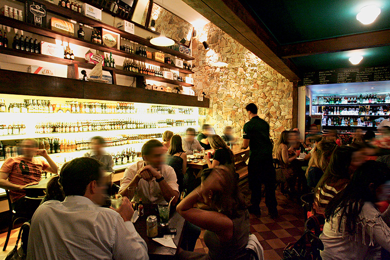 Salão do Coisa Boa no Itaim: a gôndola refrigerada está sempre repleta de cervejas importadas Salão do Coisa Boa no Itaim: a gôndola refrigerada está sempre repleta de cervejas importadas