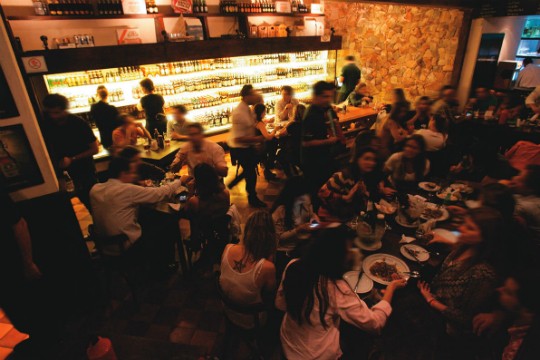 Ambiente concorrido: 1.800 garrafas de vinte países na prateleira Ambiente concorrido: 1.800 garrafas de vinte países na prateleira