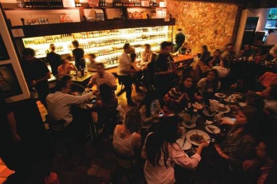 Ambiente concorrido: 1.800 garrafas de vinte países na prateleira Ambiente concorrido: 1.800 garrafas de vinte países na prateleira
