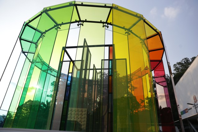 Pavilhão Colorir: carrossel com painéis coloridos Pavilhão Colorir: carrossel com painéis coloridos