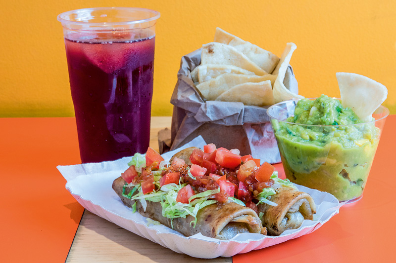 Sugestão do combinado de segunda: guacamole, burritos de pernil e refresco