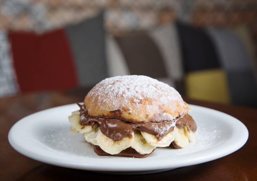 O tentador x-Nutella leva ainda pedaços de banana e vem polvilhado por açúcar no topo O tentador x-Nutella leva ainda pedaços de banana e vem polvilhado por açúcar no topo