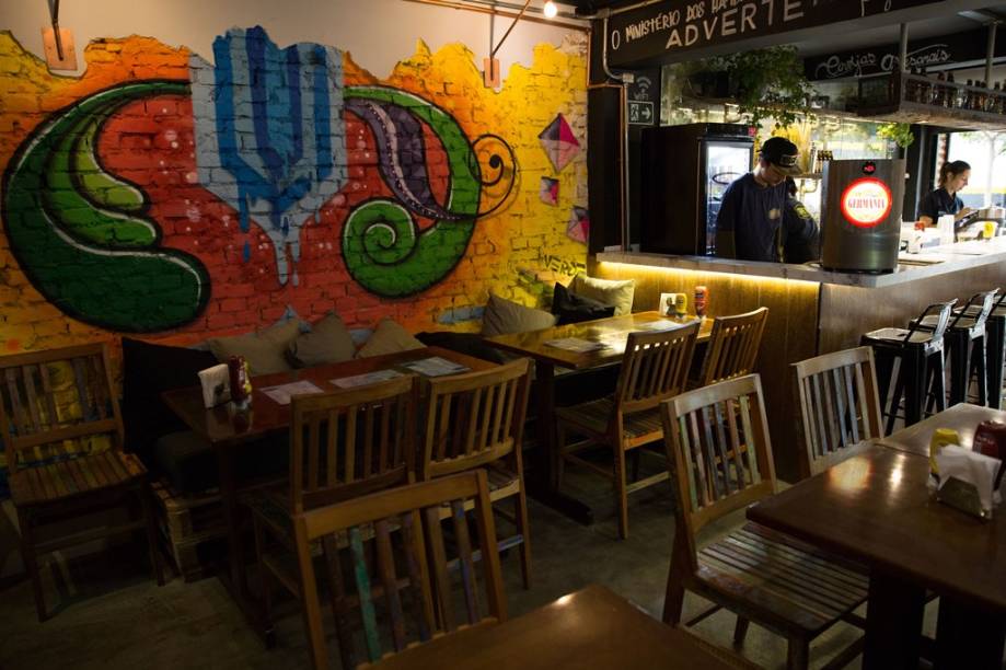 O ambiente da casa, com pegada industrial e paredes grafitadas O ambiente da casa, com pegada industrial e paredes grafitadas