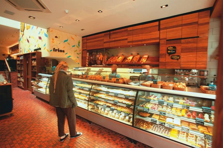 O salão da Pão de Ló, na Bela Vista: o vistoso balcão de pães e doces fica logo na entrada O salão da Pão de Ló, na Bela Vista: o vistoso balcão de pães e doces fica logo na entrada