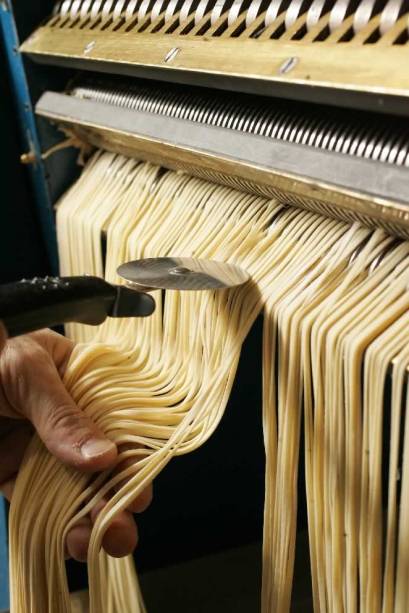 Máquina restaurada: corte dos fios de linguine Máquina restaurada: corte dos fios de linguine