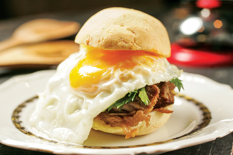 Simples e encantador: pão de queijo recheado de pernil a cavalo