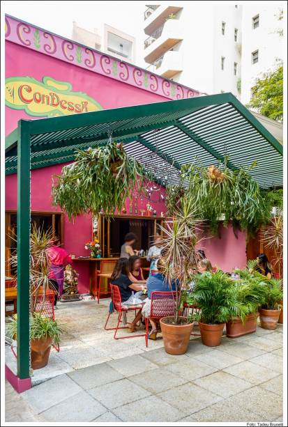 As mesas na área externa As mesas na área externa