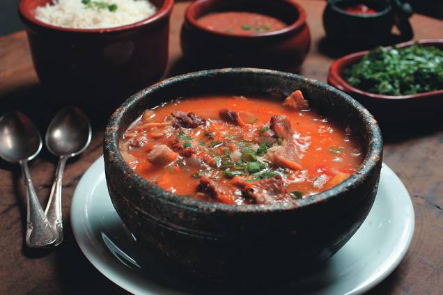 Vaca atolada (costela cozida com mandioca): pratos satisfazem até três pessoas Vaca atolada (costela cozida com mandioca): pratos satisfazem até três pessoas