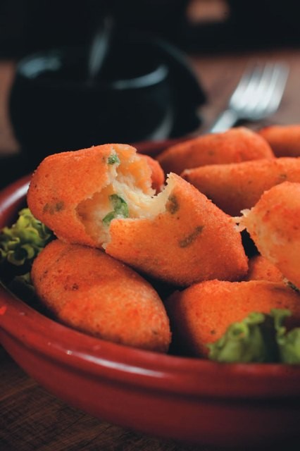 Porção de bolinhos de mandioca com queijo de minas Porção de bolinhos de mandioca com queijo de minas