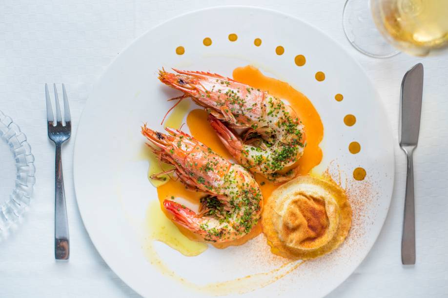 Receita sazonal: camarão-pistola assado com coulis de pimentão-doce e ravioloni de mussarela (R$ 139,00) Receita sazonal: camarão-pistola assado com coulis de pimentão-doce e ravioloni de mussarela (R$ 139,00)