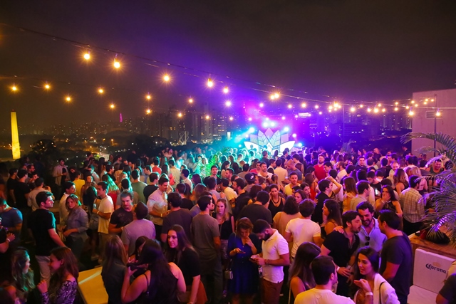 Corona Sunset: festa no topo do MAC Corona Sunset: festa no topo do MAC