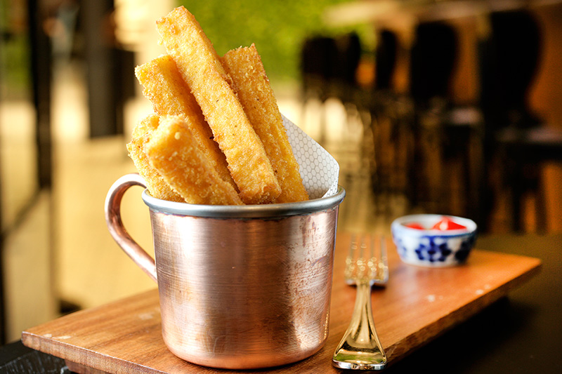 Outra boa pedida para acompanhar as carnes é a porção de polenta bem sequinha Outra boa pedida para acompanhar as carnes é a porção de polenta bem sequinha