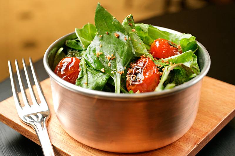 Panelinha de couve e espinafre salteado com tomatinhos e alho Panelinha de couve e espinafre salteado com tomatinhos e alho