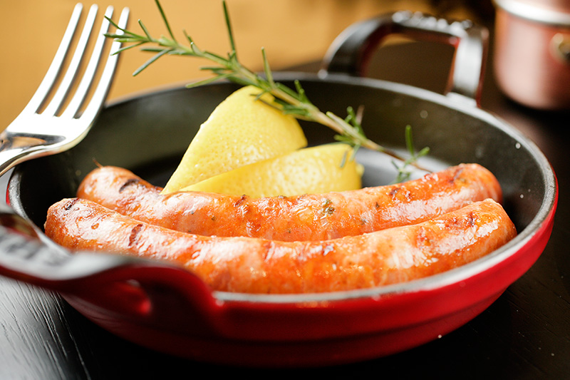 Para a entrada há linguiça chistorra com páprica picante Para a entrada há linguiça chistorra com páprica picante