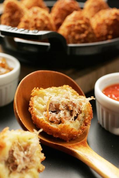 A coxinha de mandioquinha de casca crocante tem recheio de costela suína A coxinha de mandioquinha de casca crocante tem recheio de costela suína