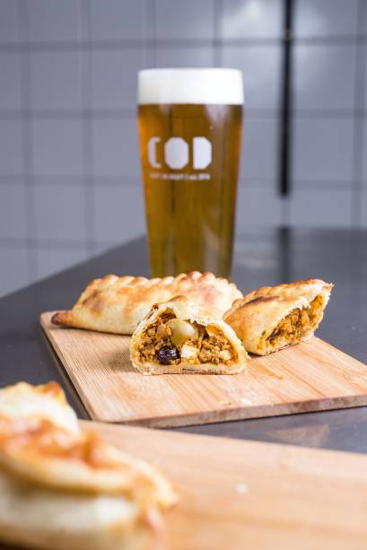 Chope pilsen e empanadas: boa parceria Chope pilsen e empanadas: boa parceria