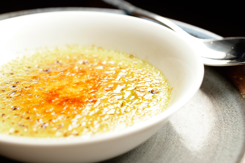 Creme brûlé de chá-verde de casquinha caramelada firme Creme brûlé de chá-verde de casquinha caramelada firme