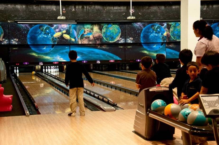 Pista do Villa Bowling: barreiras bloqueiam as canaletas e evitam as bolas perdidas Pista do Villa Bowling: barreiras bloqueiam as canaletas e evitam as bolas perdidas