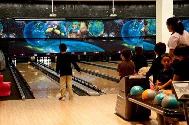 Pista do Villa Bowling: barreiras bloqueiam as canaletas e evitam as bolas perdidas Pista do Villa Bowling: barreiras bloqueiam as canaletas e evitam as bolas perdidas