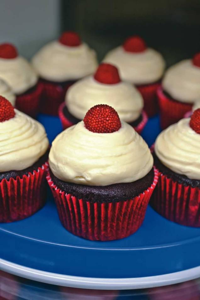 Sabor red velvet: massa de chocolate e cobertura de cream cheese Sabor red velvet: massa de chocolate e cobertura de cream cheese