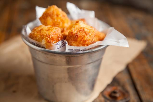 A porção de dadinhos de queijo de coalho empanados na farinha de tapioca A porção de dadinhos de queijo de coalho empanados na farinha de tapioca