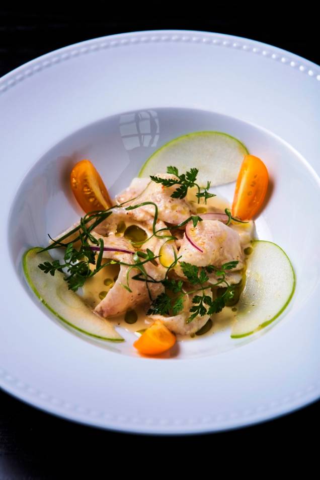 Ceviche preparado com robalo, molho cítrico, maçã verde e tomate Ceviche preparado com robalo, molho cítrico, maçã verde e tomate