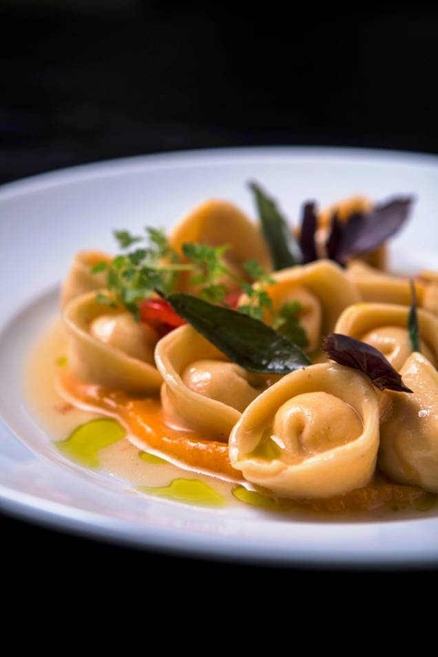 Tortelli recheado de queijo brie ao molho de manteiga e sálvia com damasco Tortelli recheado de queijo brie ao molho de manteiga e sálvia com damasco