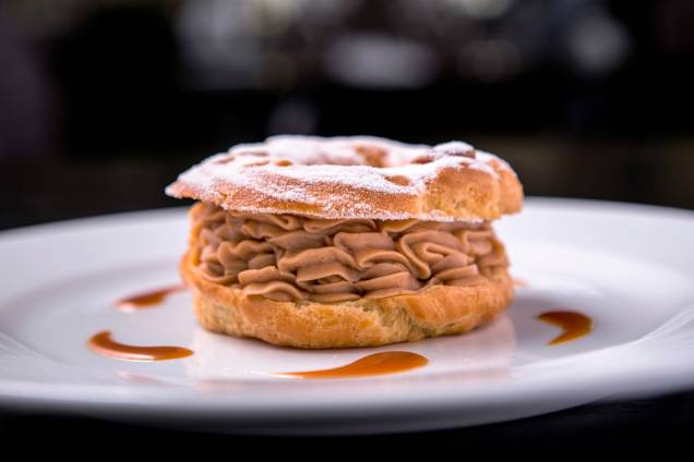 Paris-brest: carolina grande com creme de avelã Paris-brest: carolina grande com creme de avelã