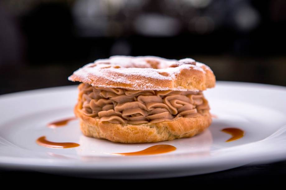Paris-brest: carolina grande com creme de avelã Paris-brest: carolina grande com creme de avelã