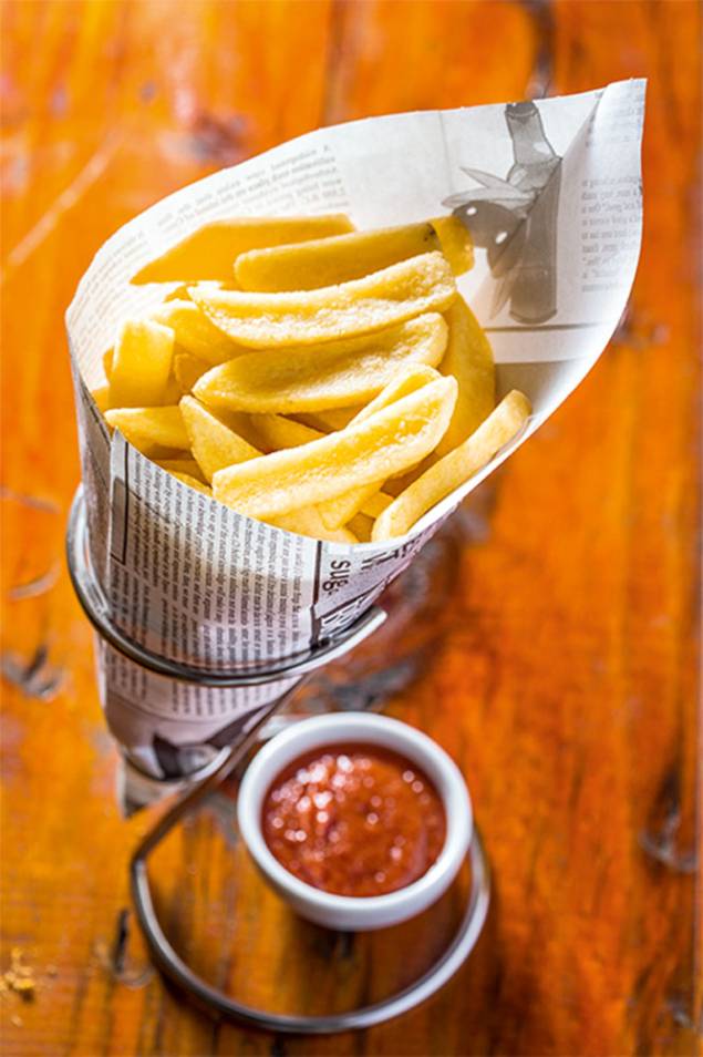 Cervejaria Ideal: fritas no cone de papel Cervejaria Ideal: fritas no cone de papel