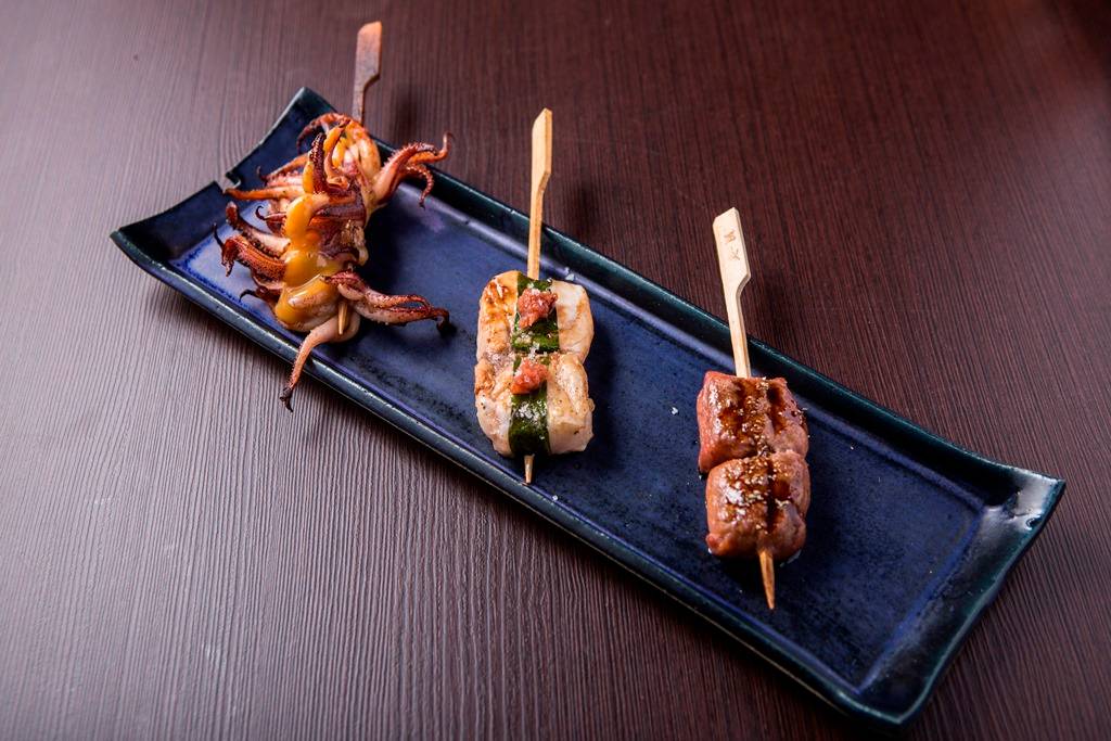 Espetos de lula, robalo e contrafilé com foie gras Espetos de lula, robalo e contrafilé com foie gras
